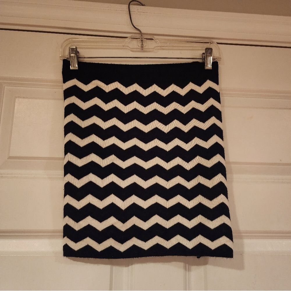 Stretchy black and white fitted mini skirt S